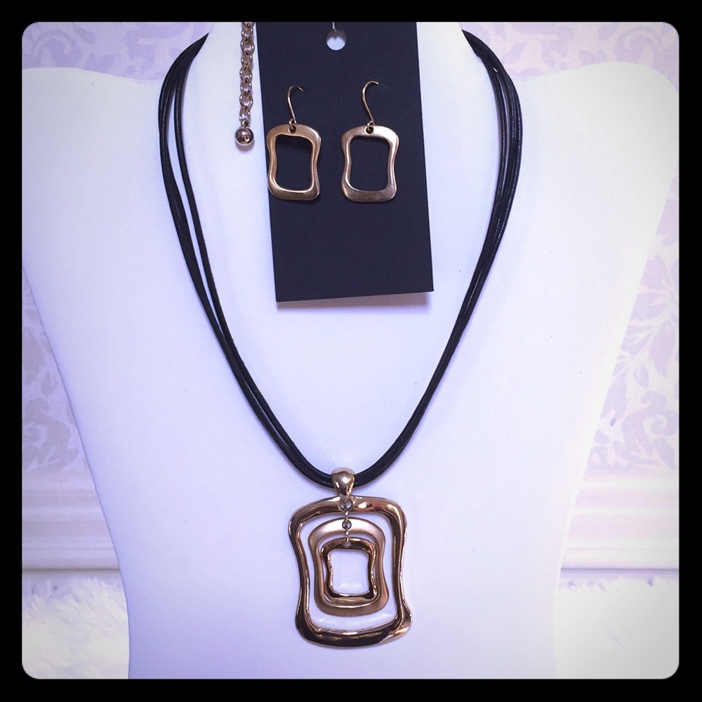 ❣️sold❣️Chicos Necklace and Earrings Set
